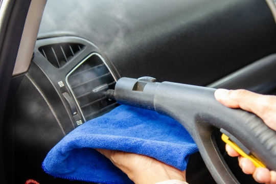 czyszczenie klimatyzacji w samochodzie