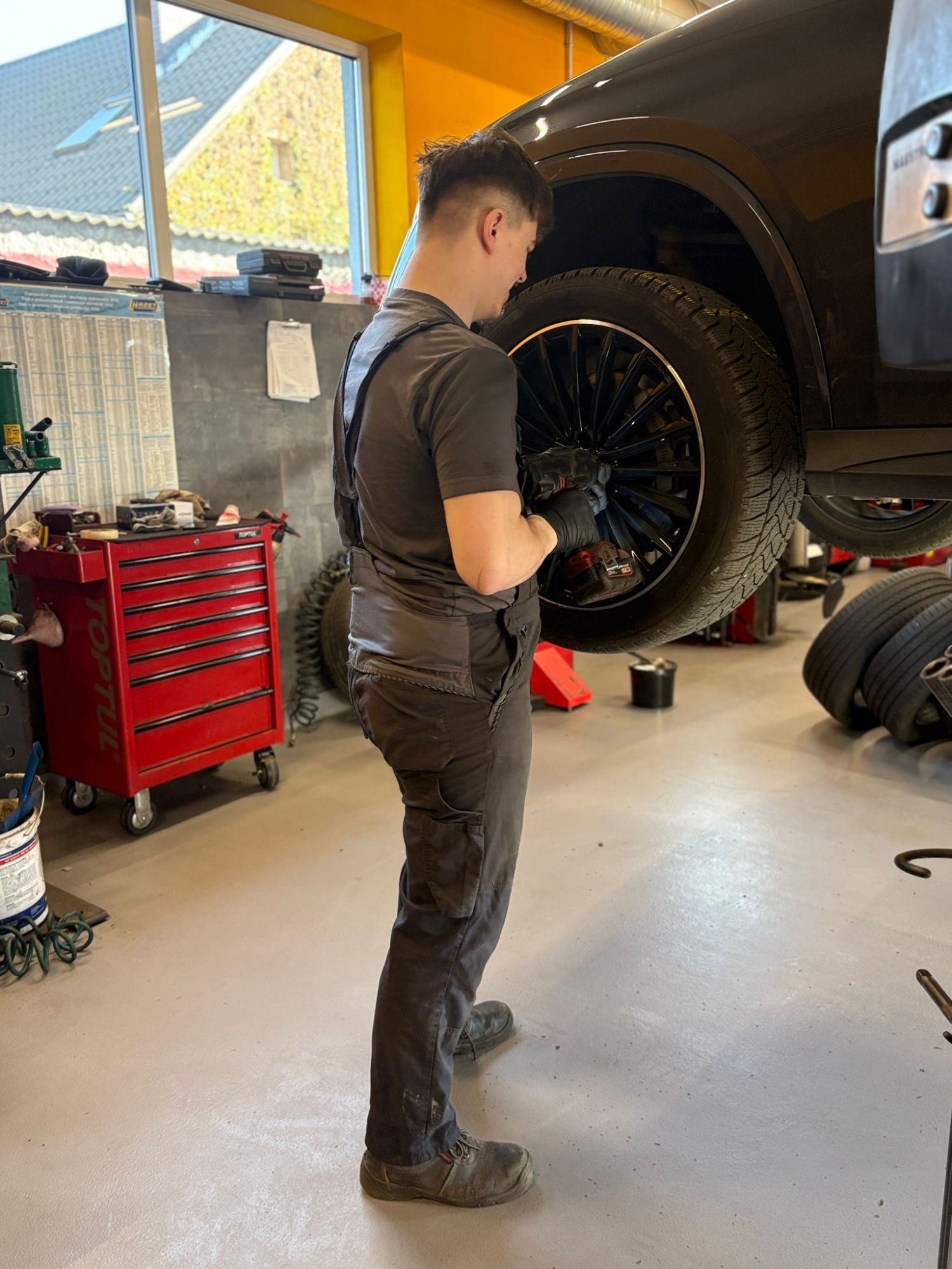 Mechanik montuje koło po wymianie opon zimowych – serwis opon Szczecin, Bezrzecze, Wołczkowo