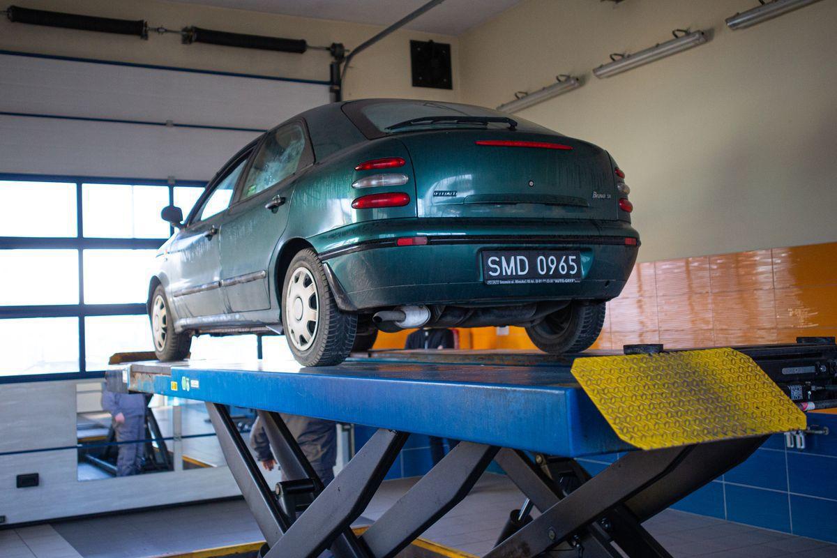 Mechanik przy pracy w warsztacie KODO